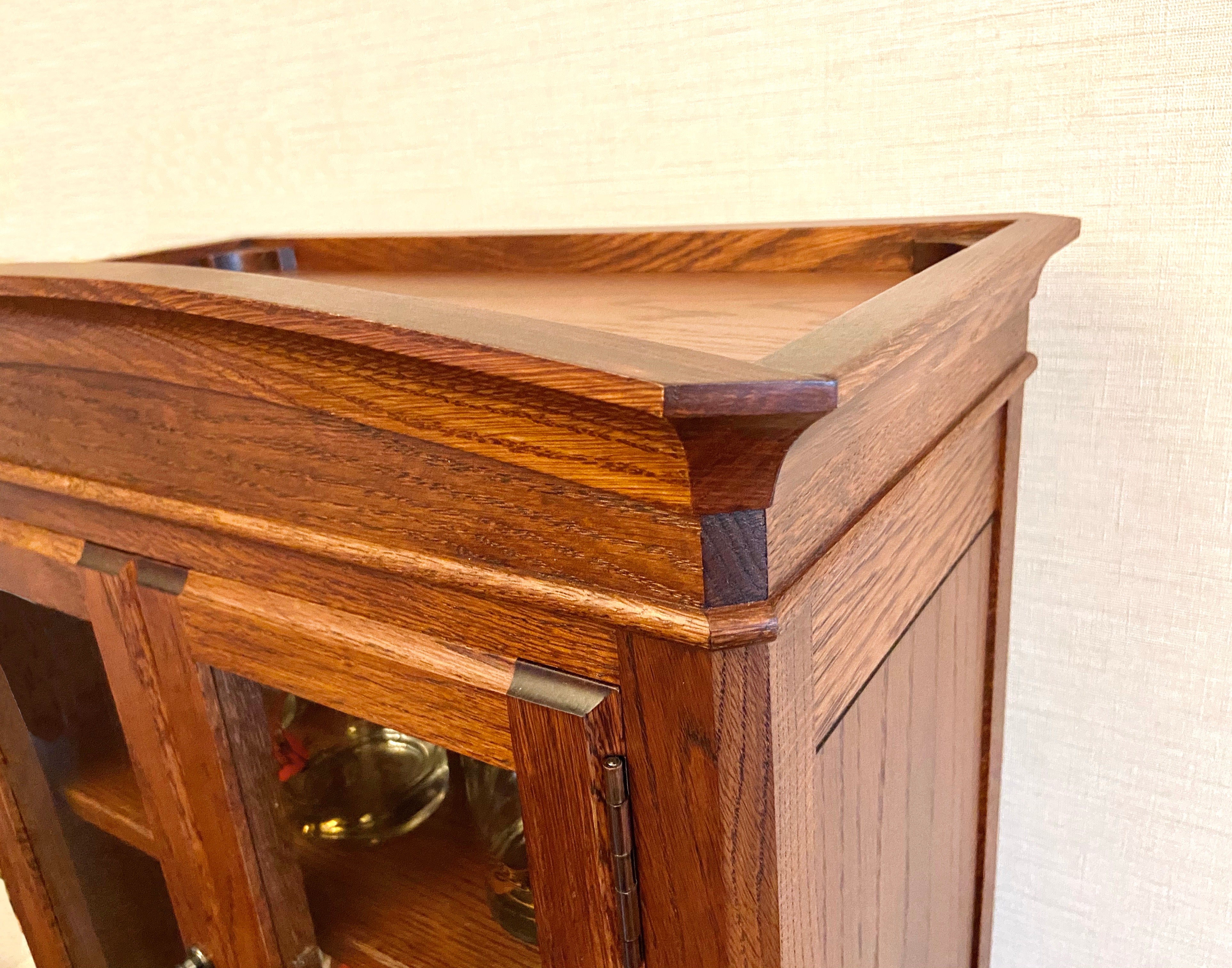 魅せる収納。アンティークデザインのディスプレイ棚