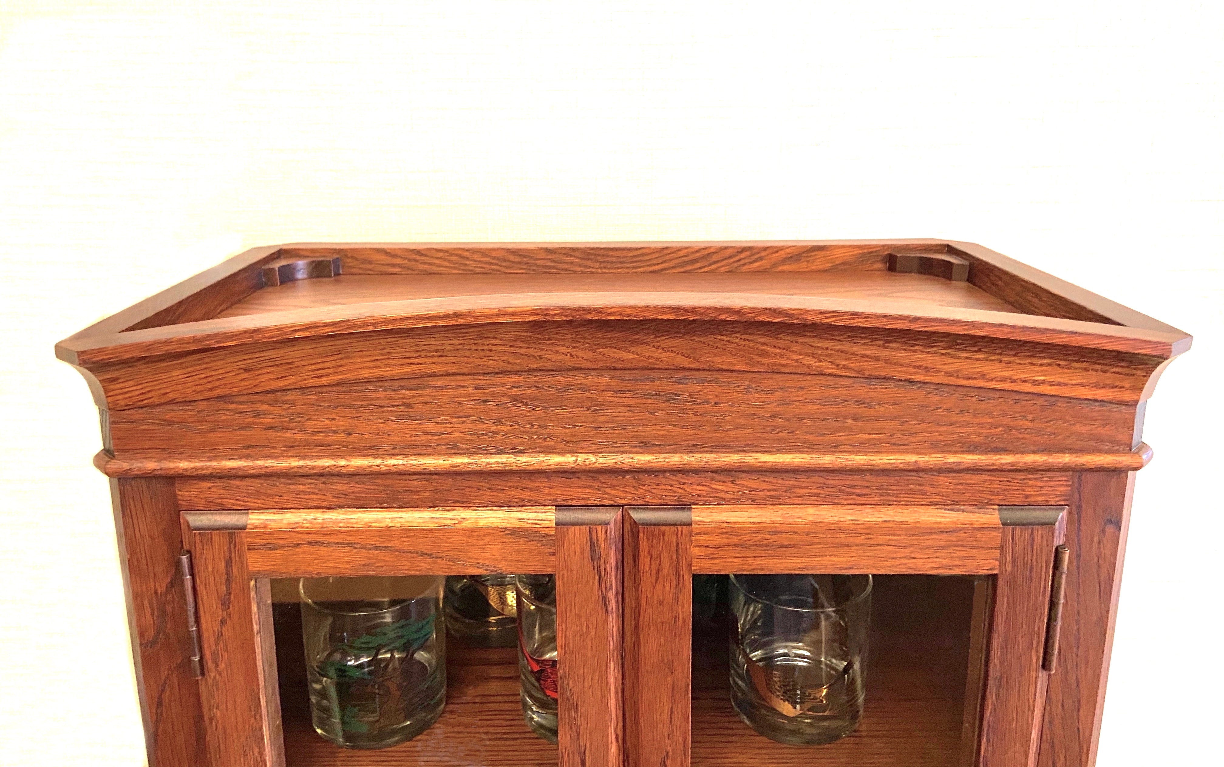 魅せる収納。アンティークデザインのディスプレイ棚