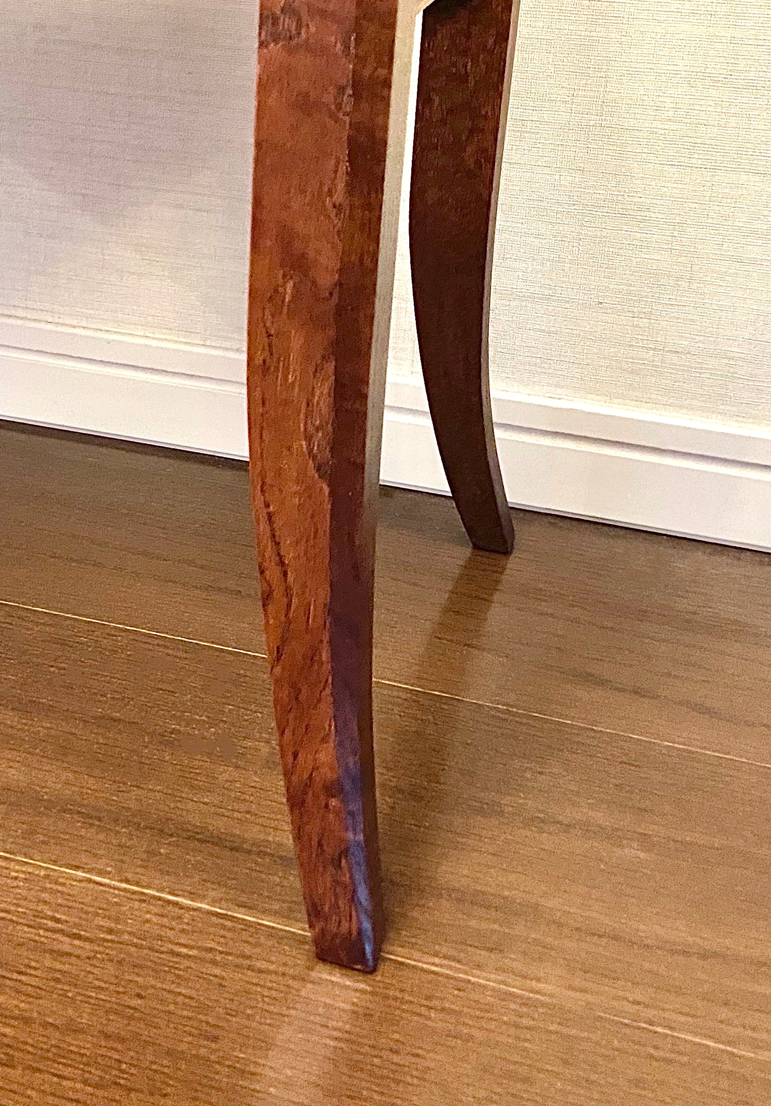 魅せる収納。アンティークデザインのディスプレイ棚