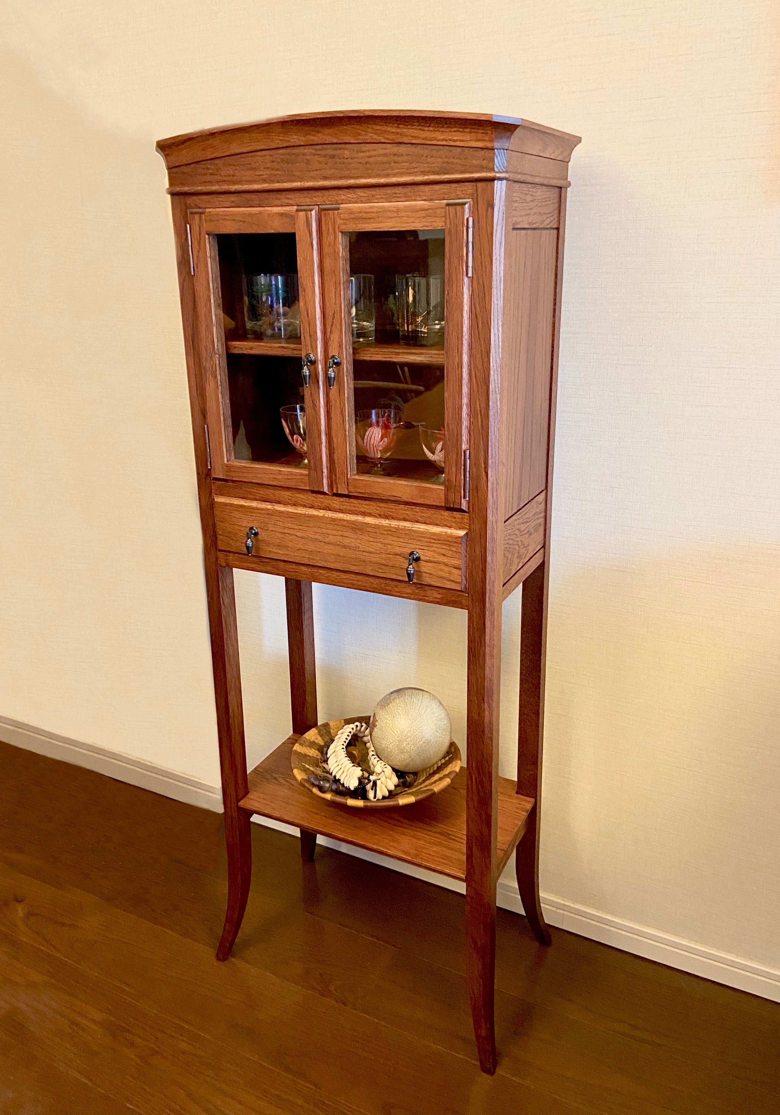 魅せる収納。アンティークデザインのディスプレイ棚