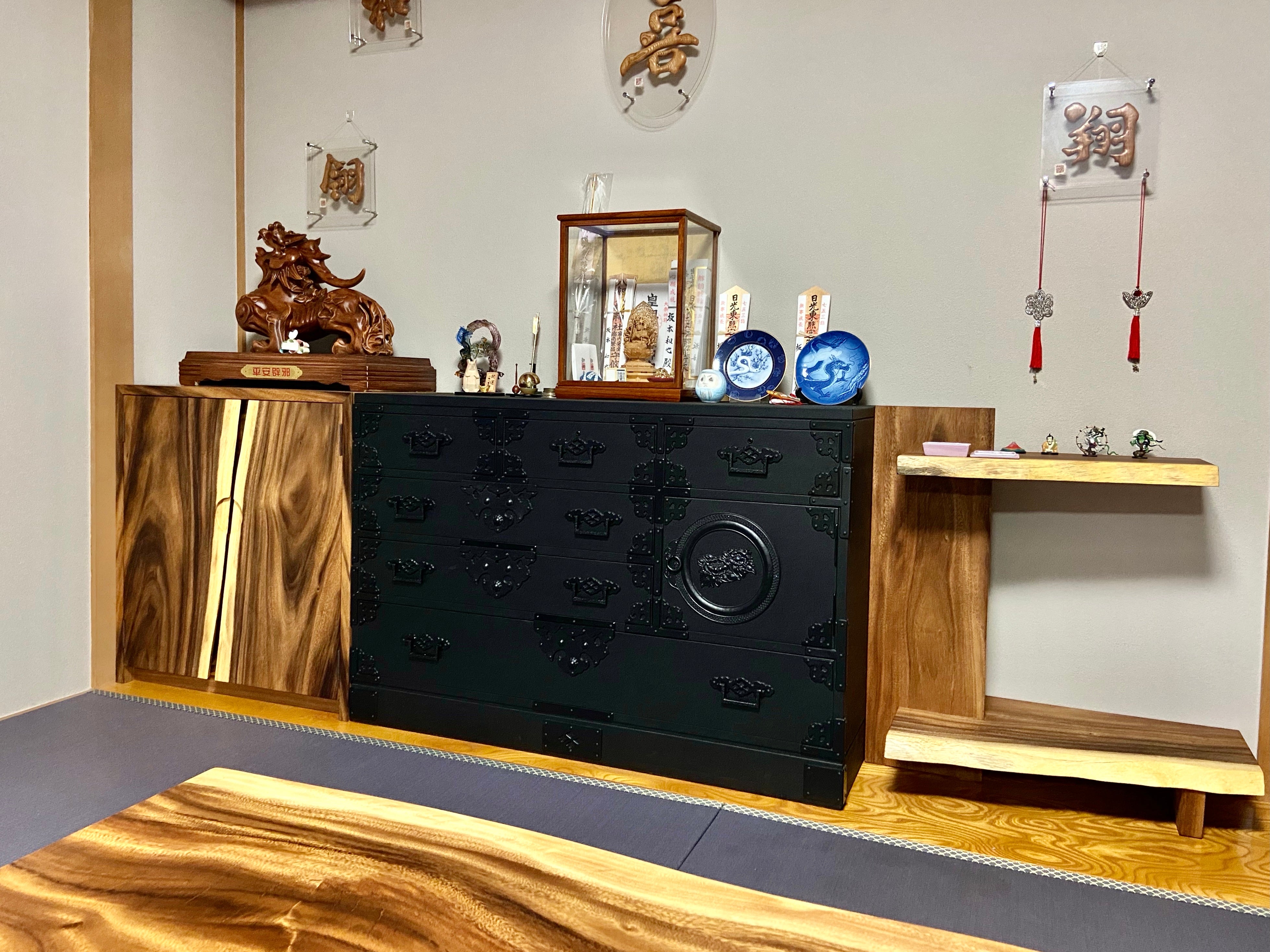 キャビネット。斜めからアップ。モンキーポッド一枚板。オーダーメイド家具事例写真。