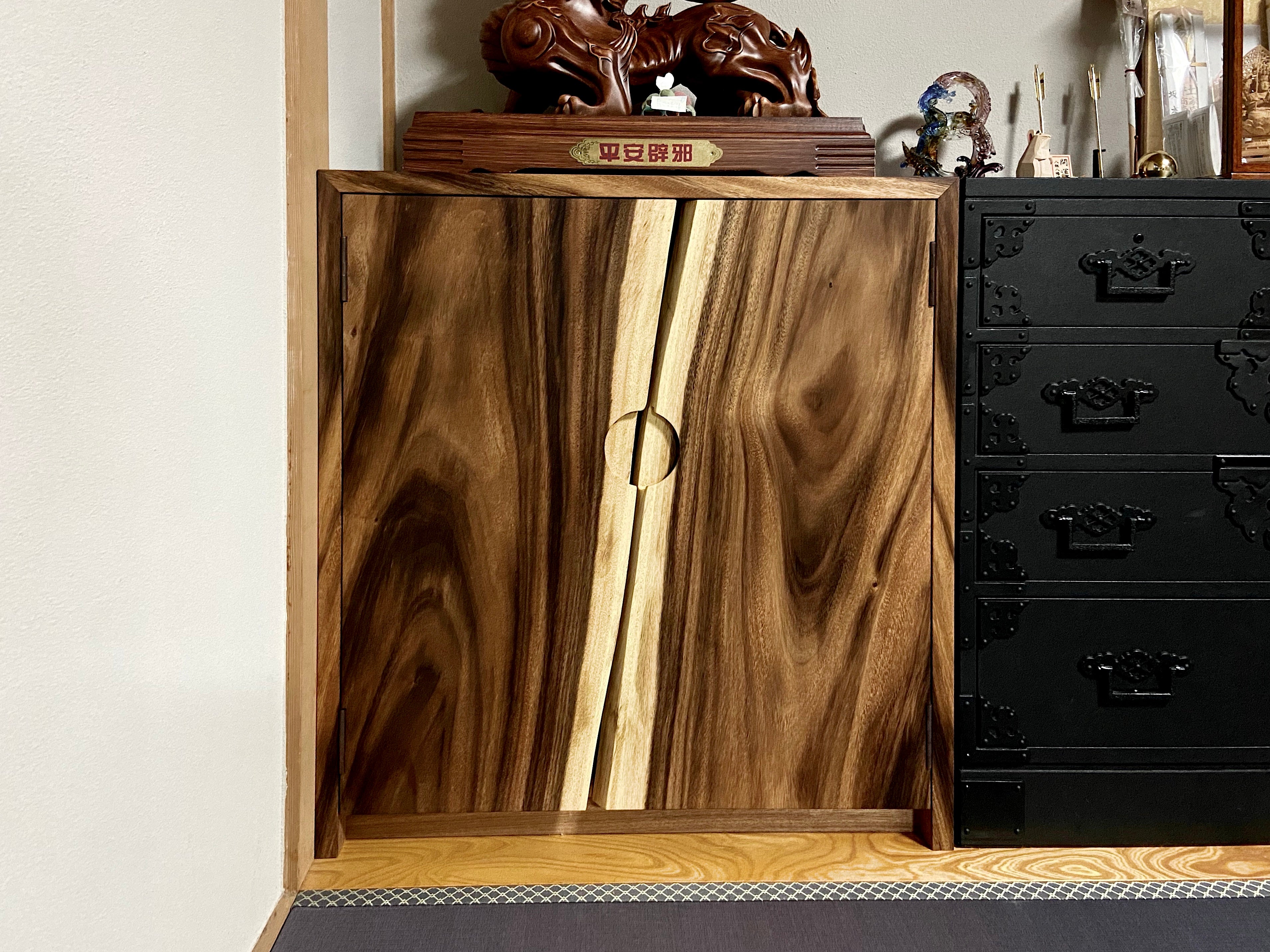 キャビネット。正面アップ。モンキーポッド一枚板。オーダーメイド家具事例写真。