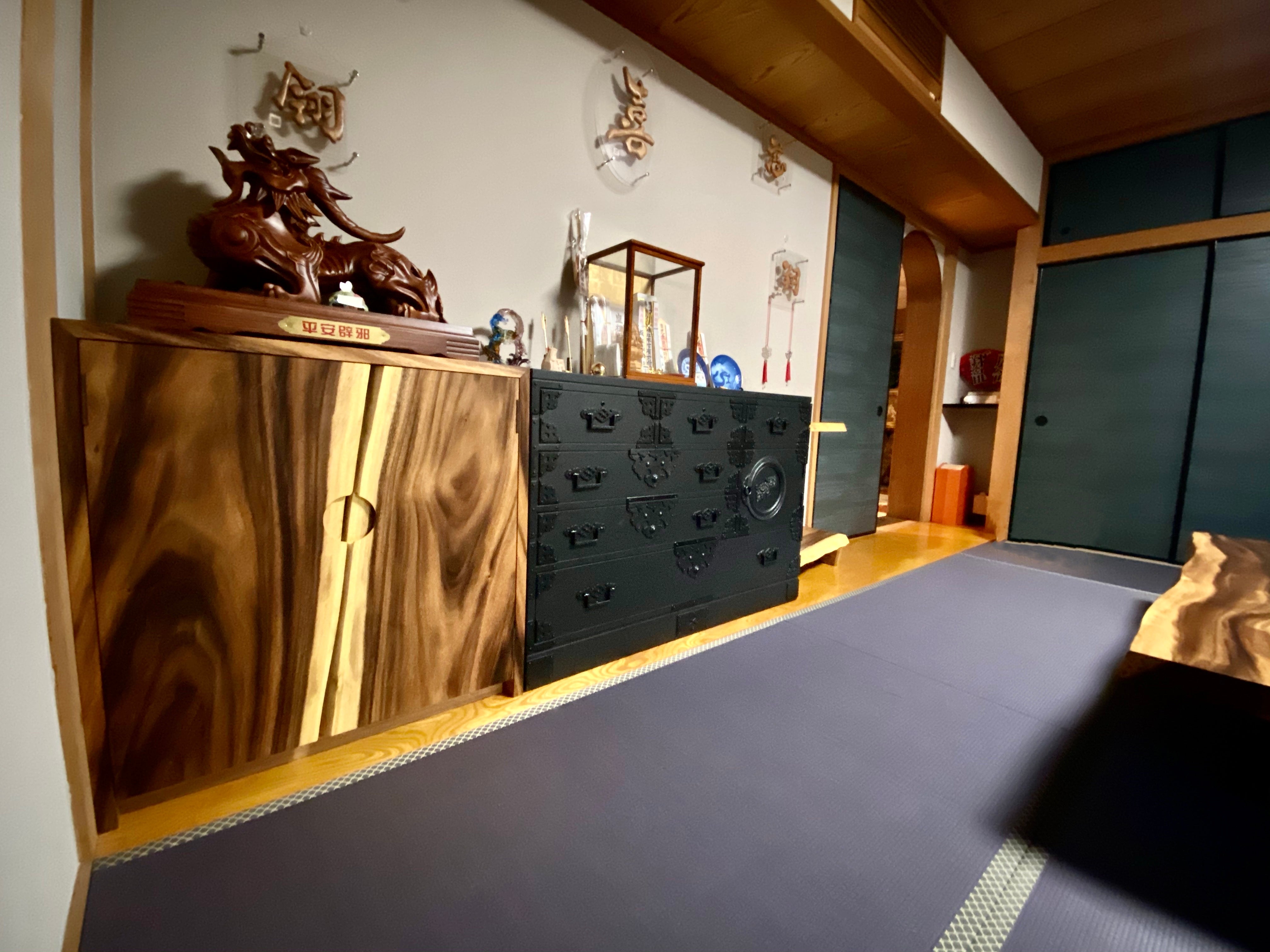 キャビネット。左斜から。モンキーポッド一枚板。オーダーメイド家具事例写真。