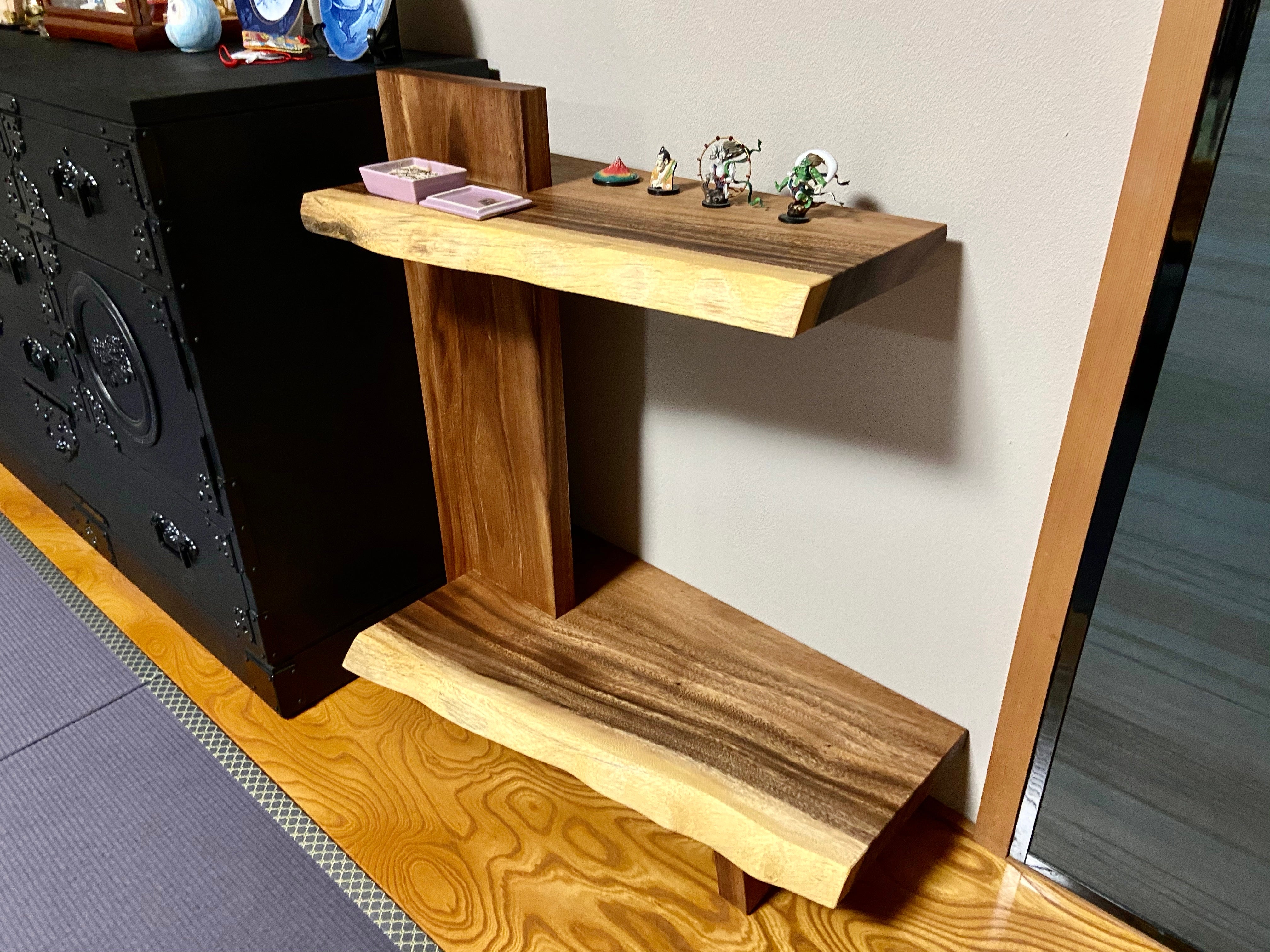 違い棚。右斜めから。モンキーポッド一枚板。オーダーメイド家具事例写真。