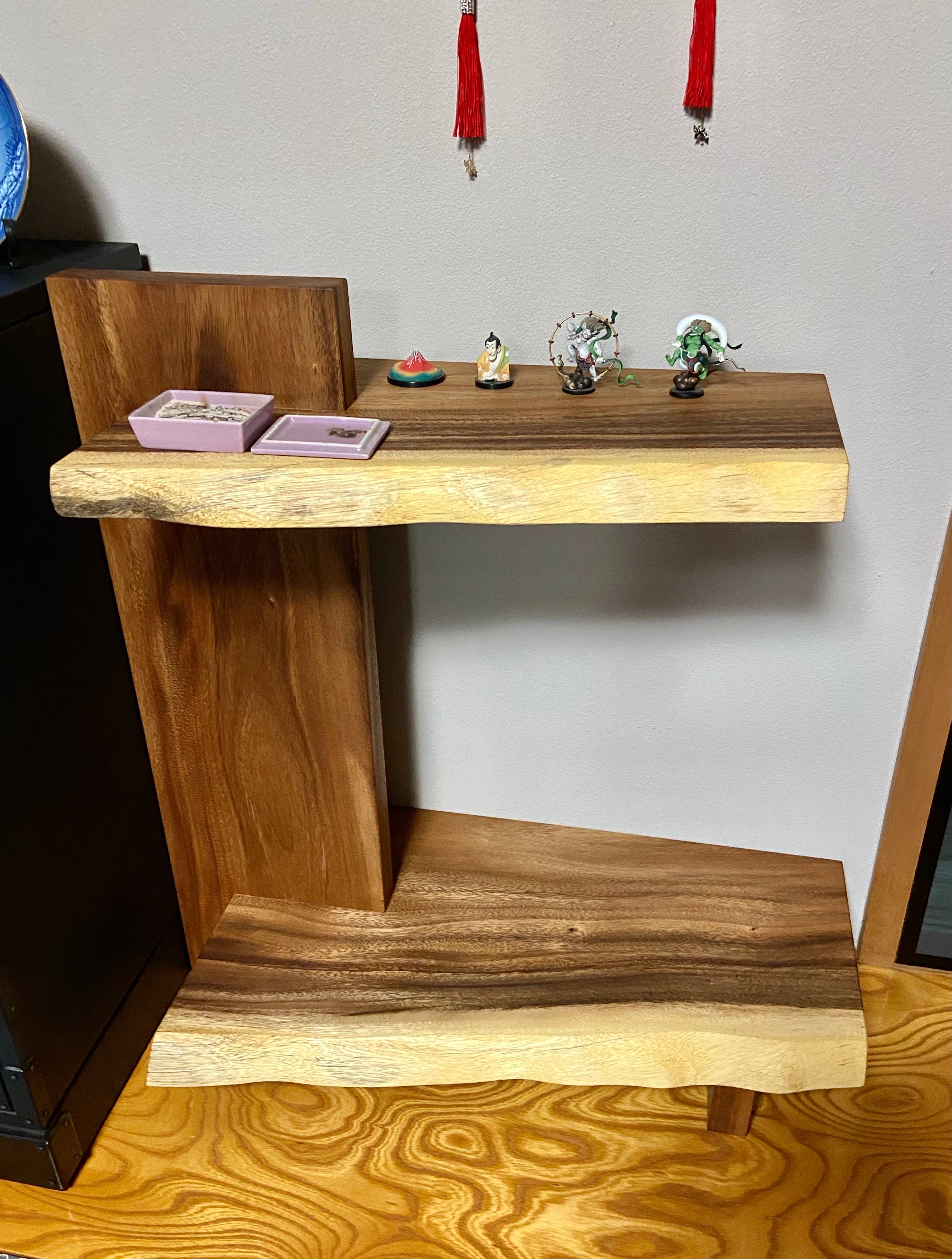 違い棚。正面から。モンキーポッド一枚板。オーダーメイド家具事例写真。