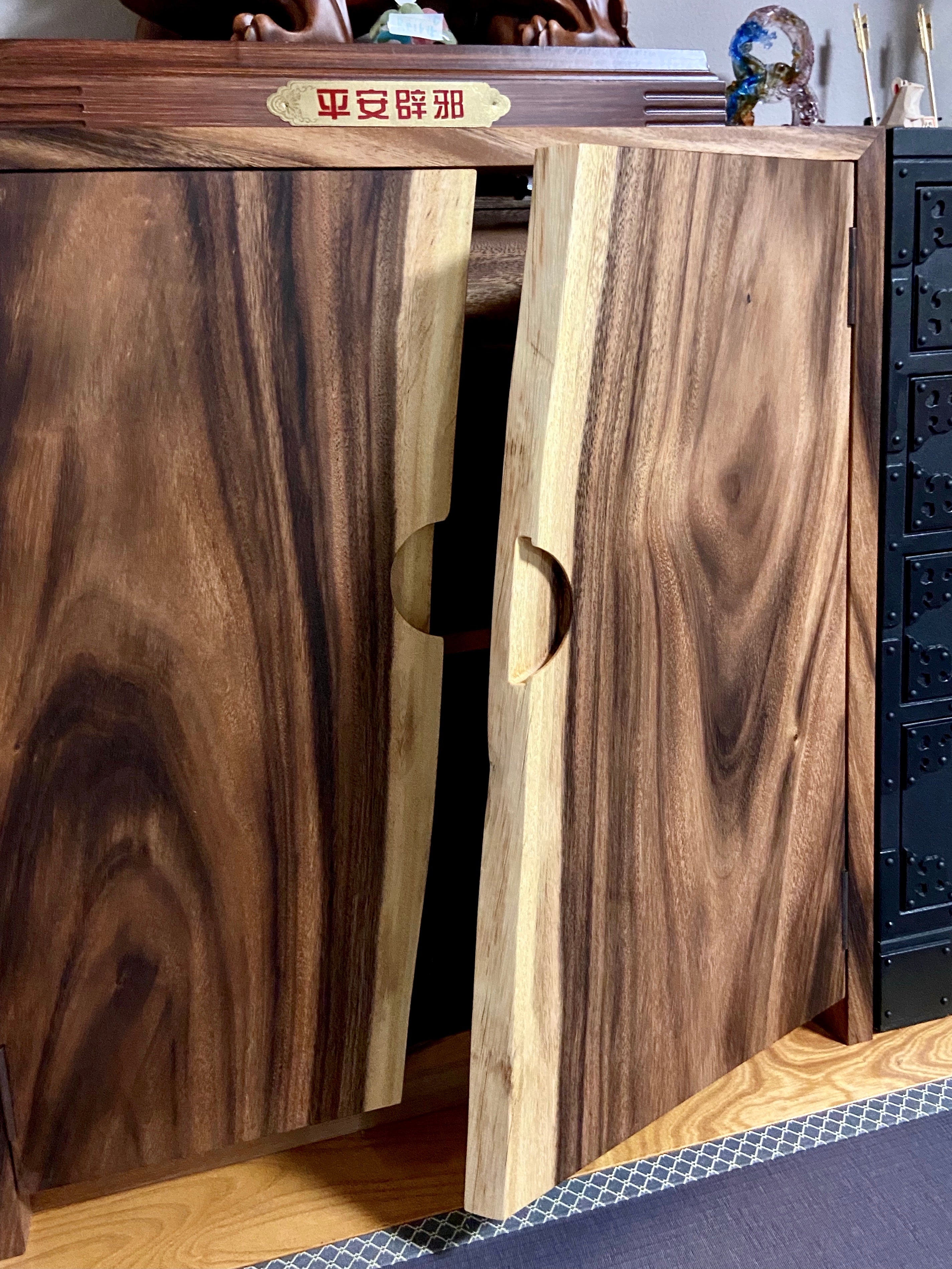 キャビネット。一枚板の扉アップ。モンキーポッド一枚板。オーダーメイド家具事例写真。