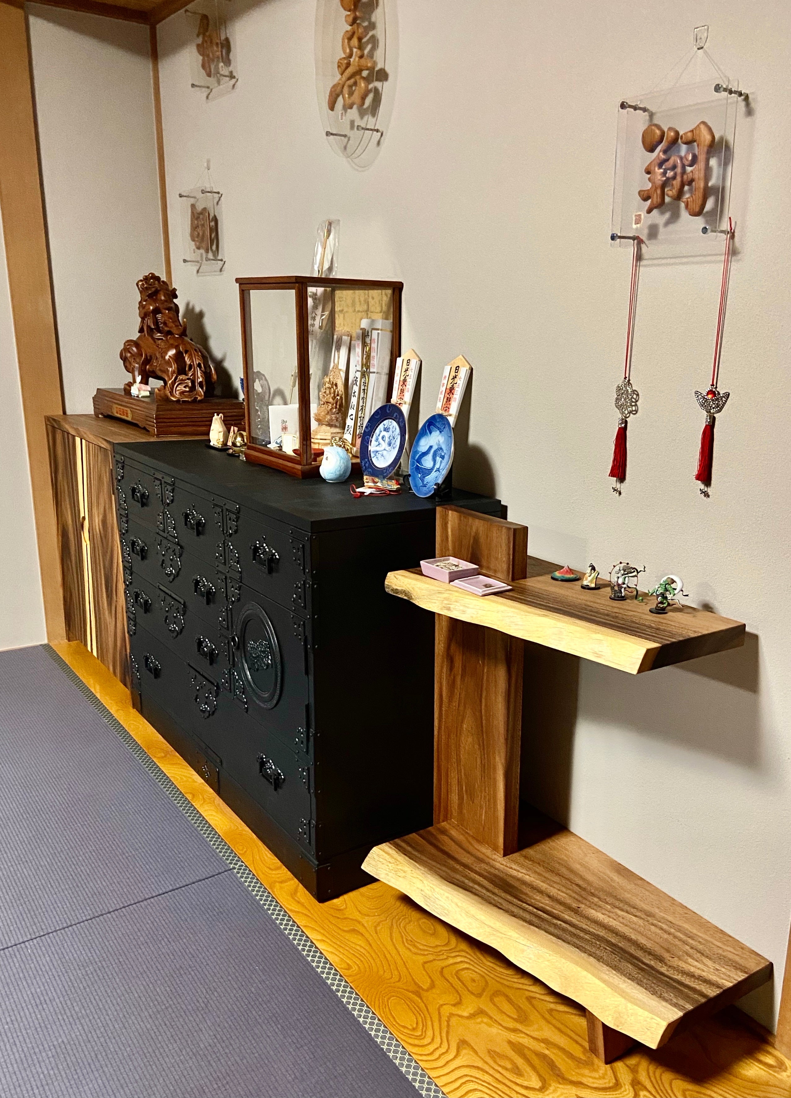 違い棚。斜め上から。モンキーポッド一枚板。オーダーメイド家具事例写真。