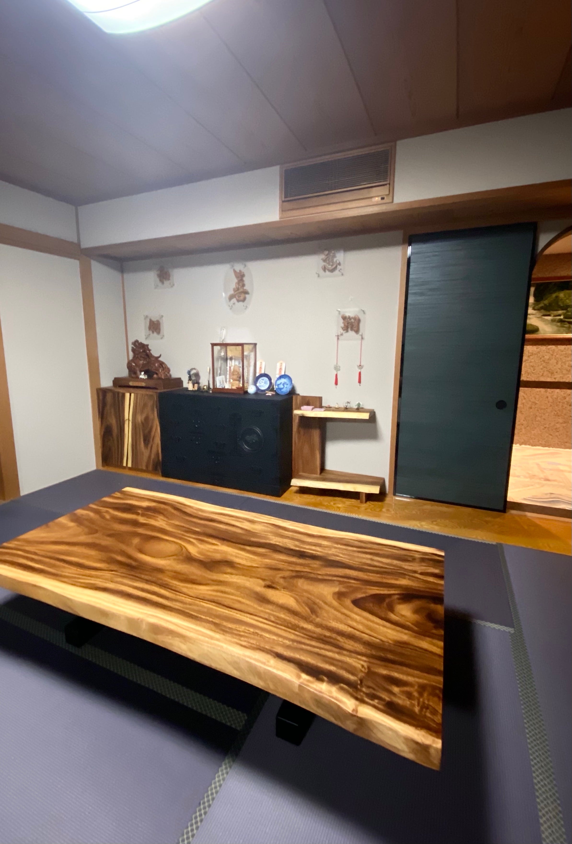 キャビネット。ローテーブル。全景。モンキーポッド一枚板。オーダーメイド家具事例写真。