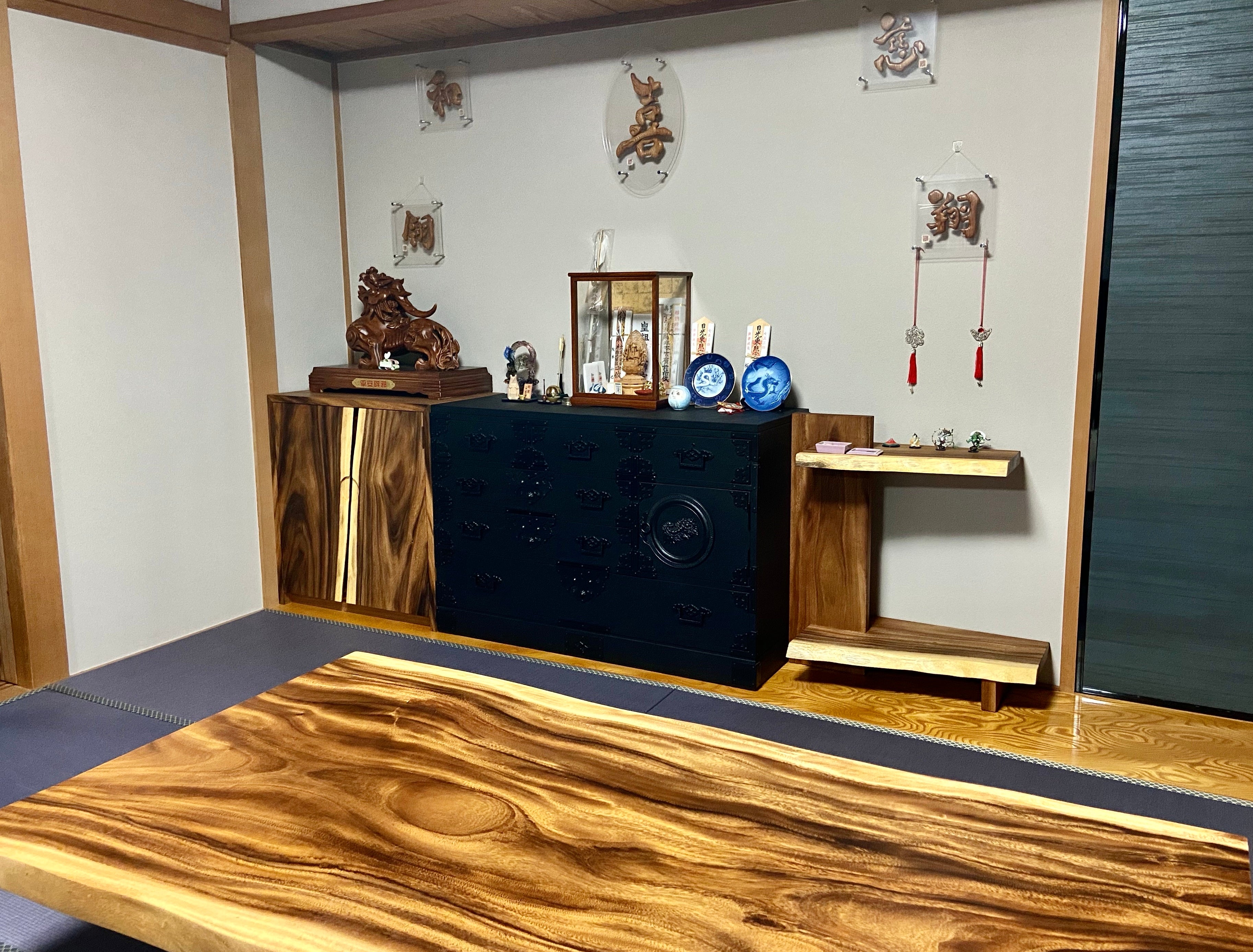 キャビネット。遠目から。モンキーポッド一枚板。オーダーメイド家具事例写真。