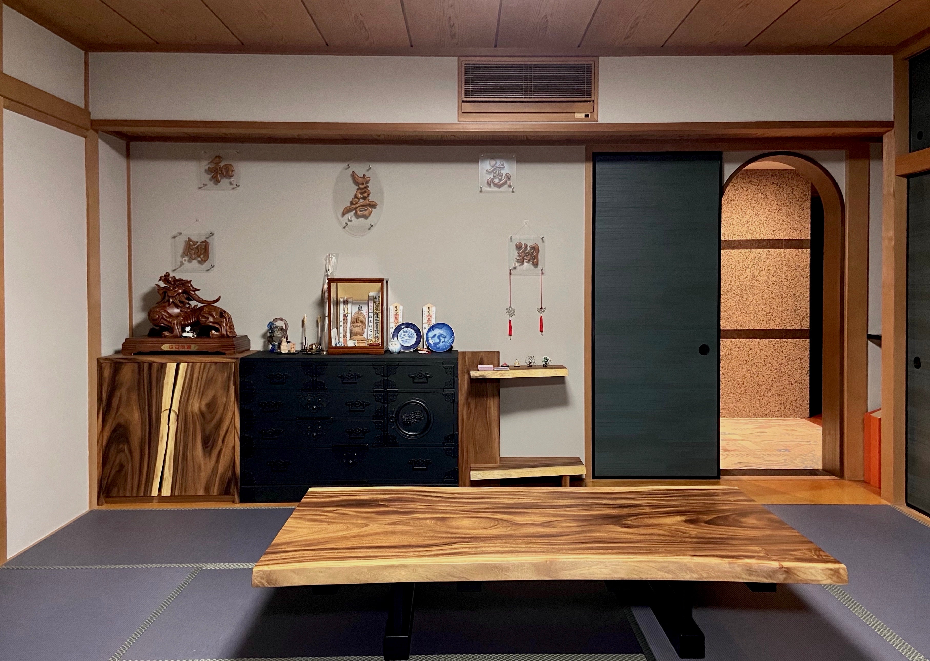 ローテーブル。キャビネット。正面からの全景。モンキーポッド一枚板。オーダーメイド家具事例写真。