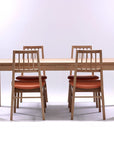 癒し空間に溶け込む、ミニマルデザインのナラ材テーブル