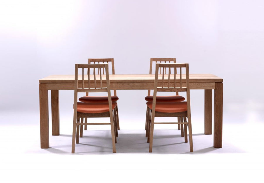 癒し空間に溶け込む、ミニマルデザインのナラ材テーブル