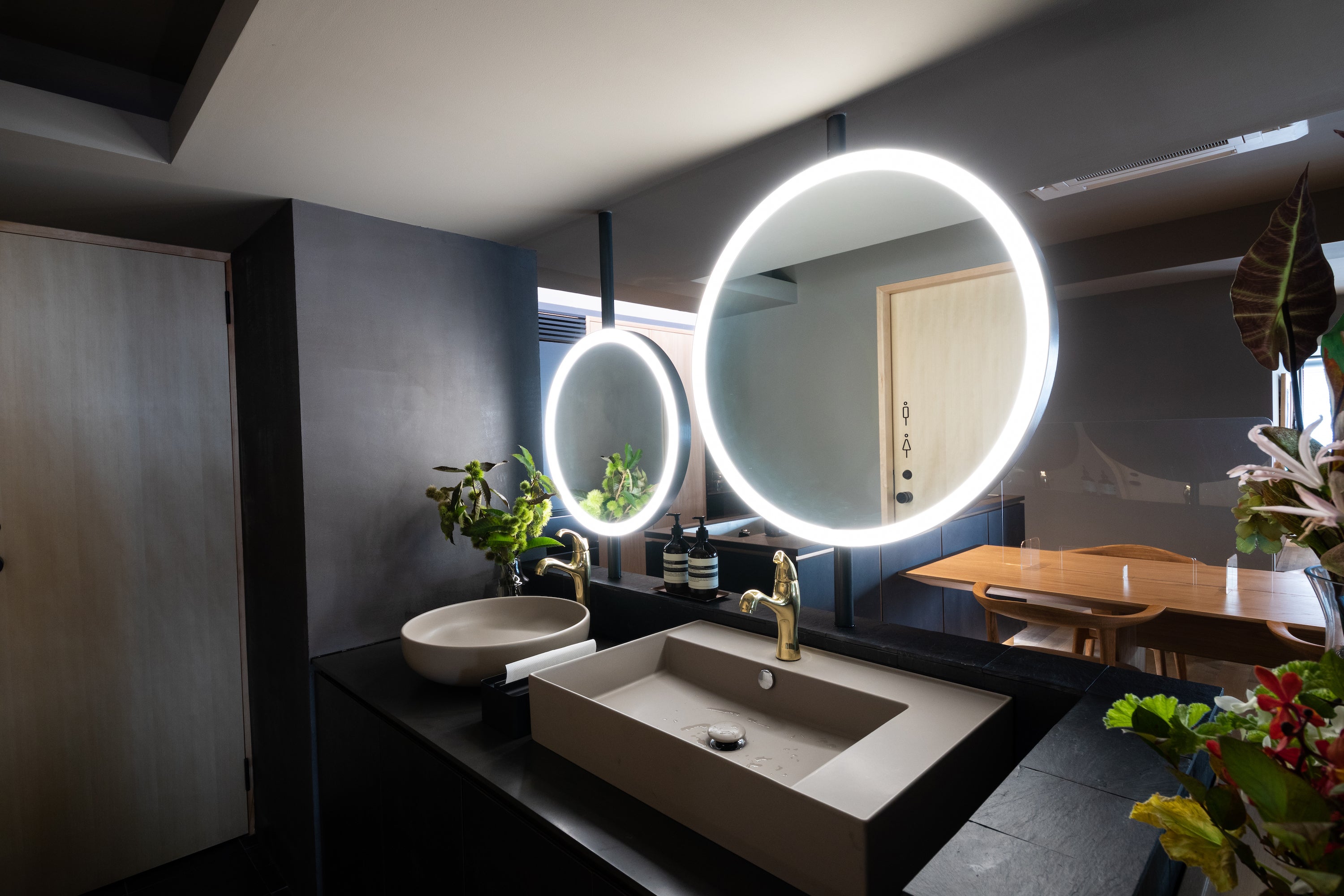 ダイニングテーブル。洗面側からの全景。オーク材。SEIRYU CAFE。事例写真。