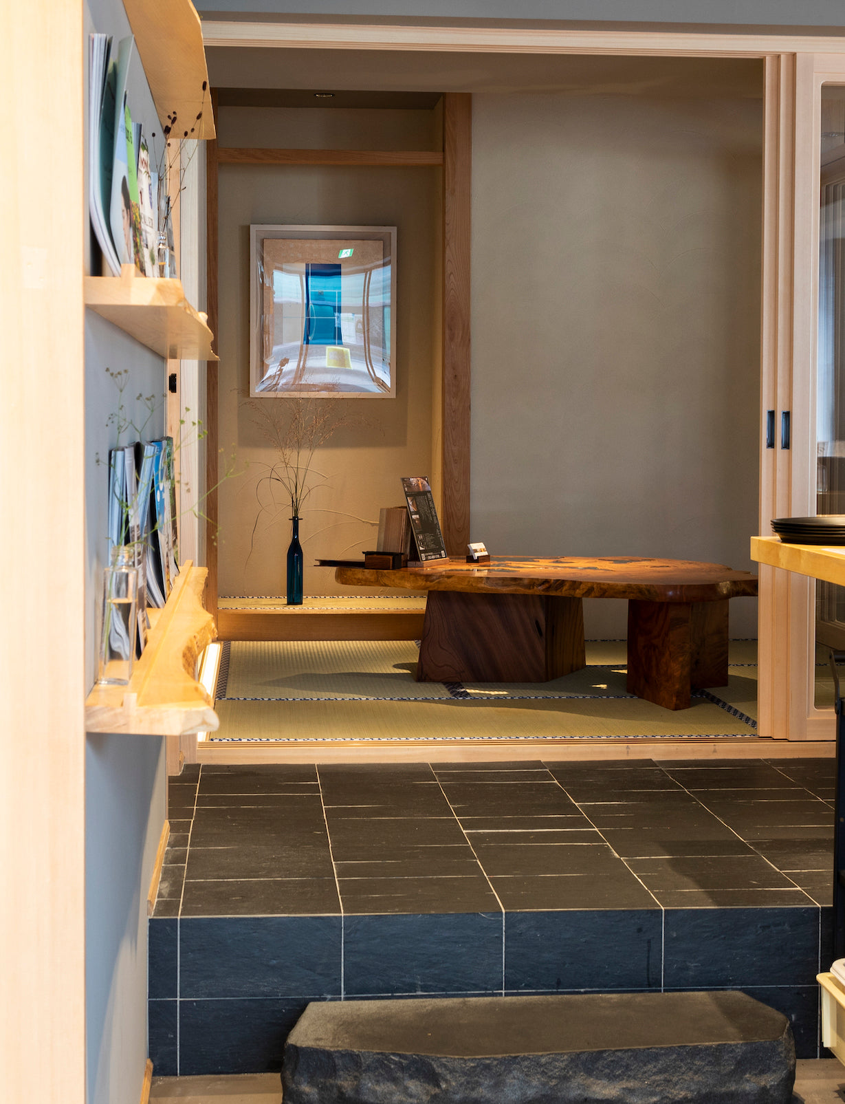 ディスプレイ棚板。イチョウ一枚板。SEIRYU CAFE。事例写真。