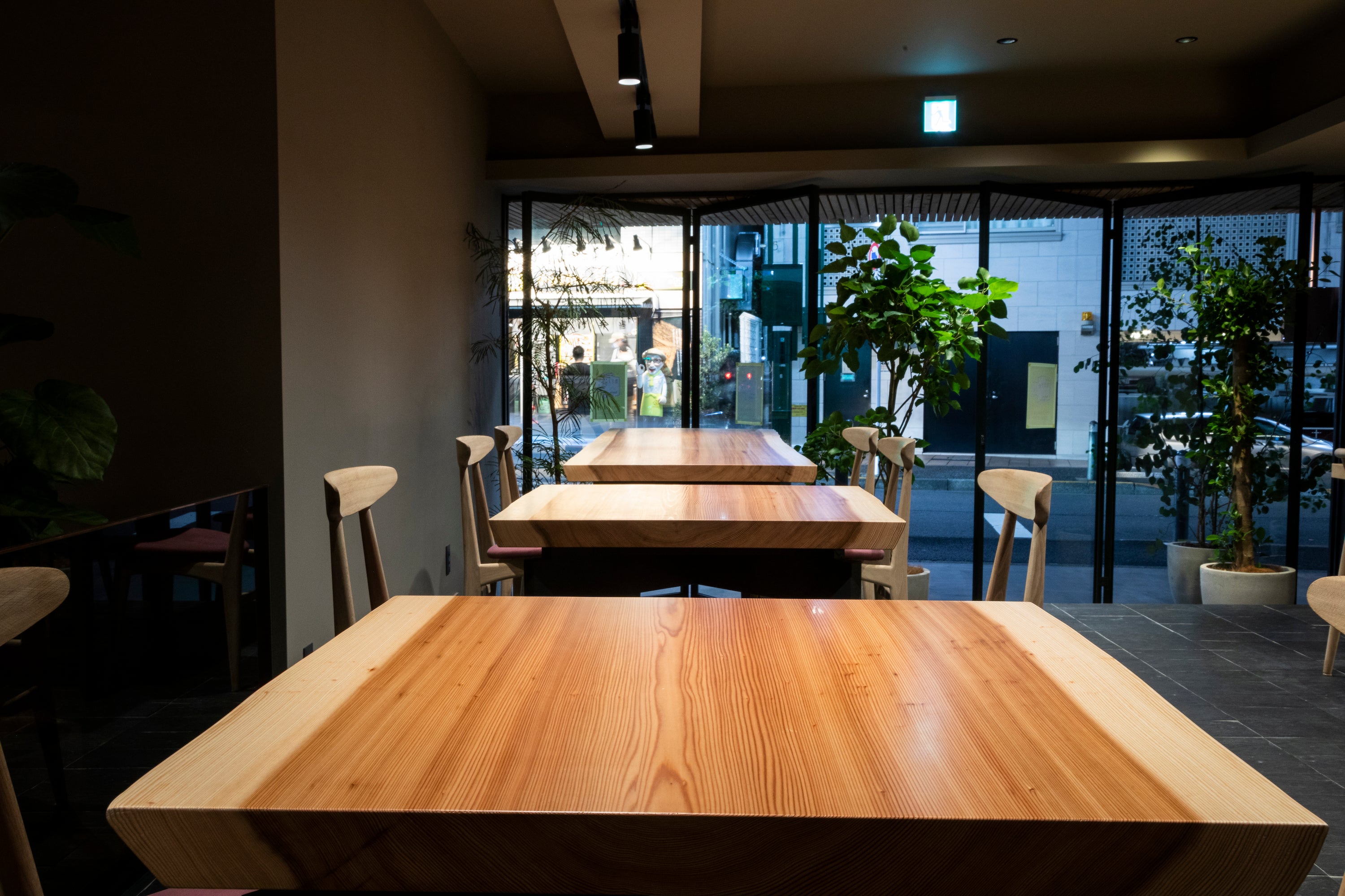 ダイニングテーブル。横から。スギ一枚板。SEIRYU CAFE。事例写真。