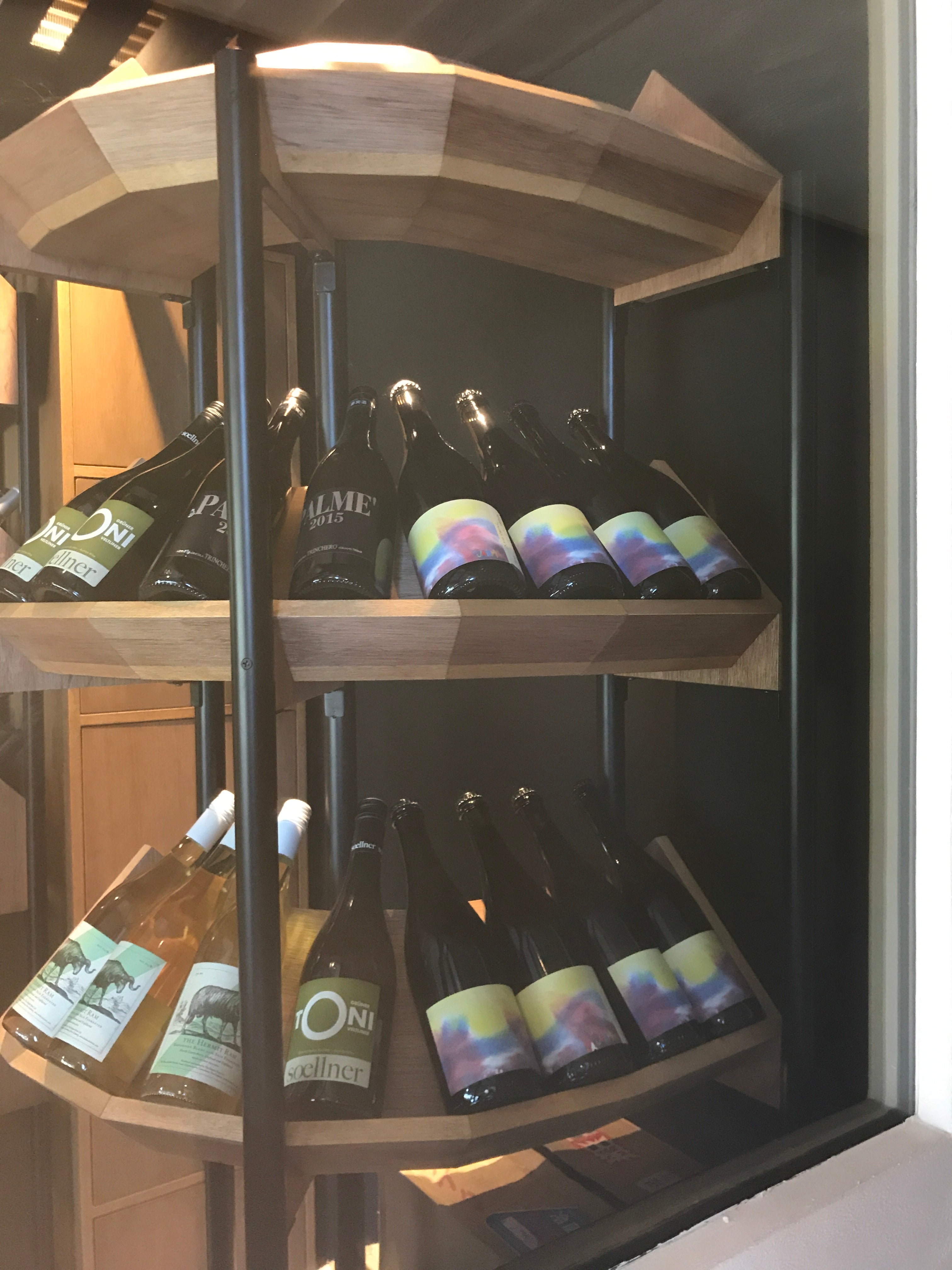 事例写真5。クルックフィールズ。ワインラック。