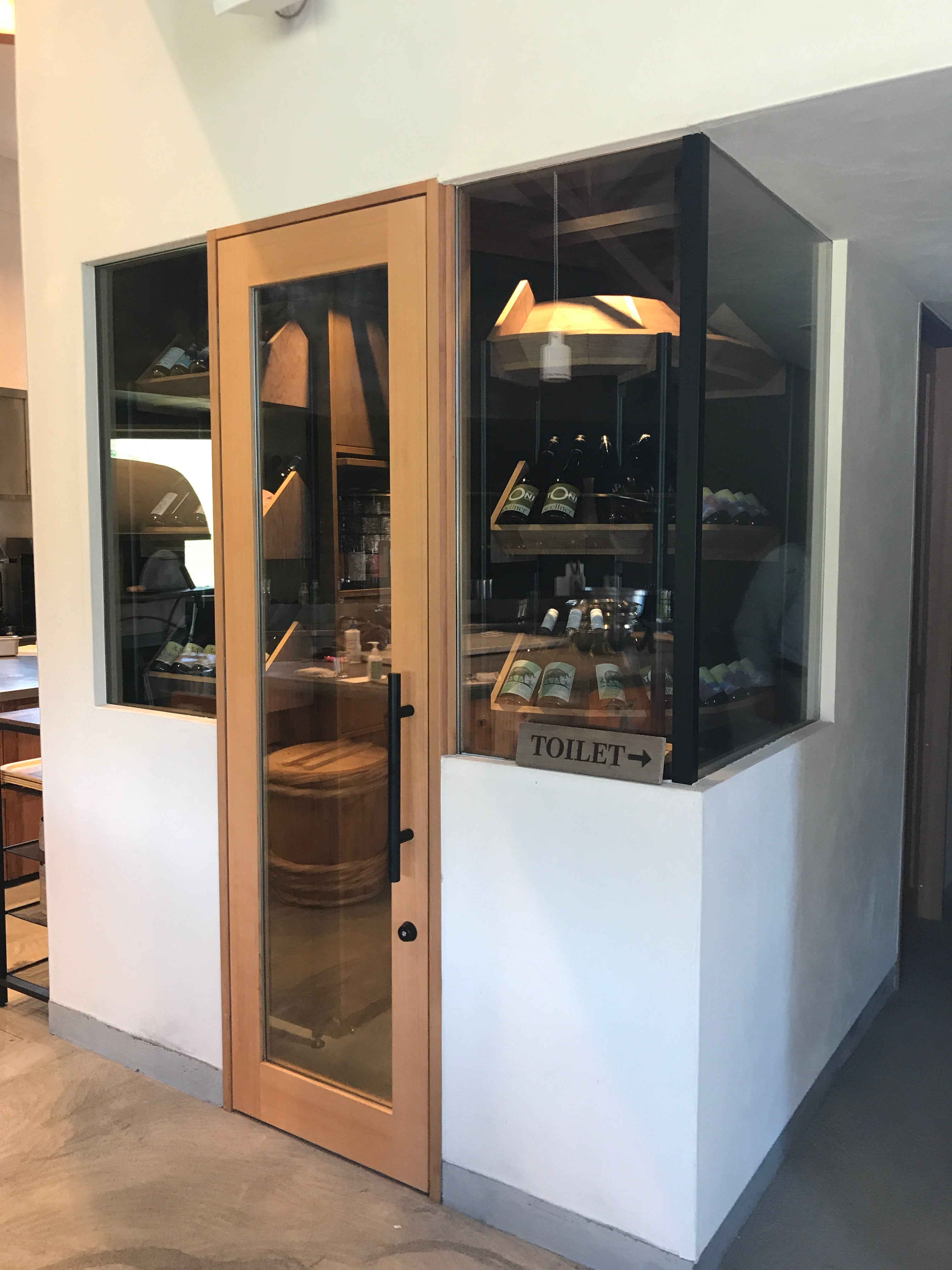 事例写真6。クルックフィールズ。ワインラック。