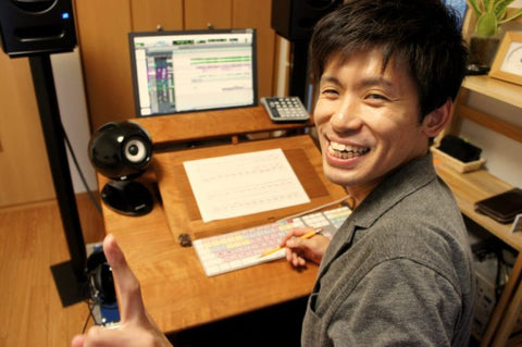 譜面台とデスクが一体となった、音楽制作専用デスク