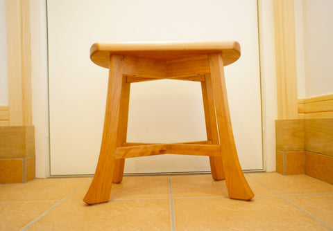 柔らかく、優しさが伝わる、チェリー材の玄関スツール