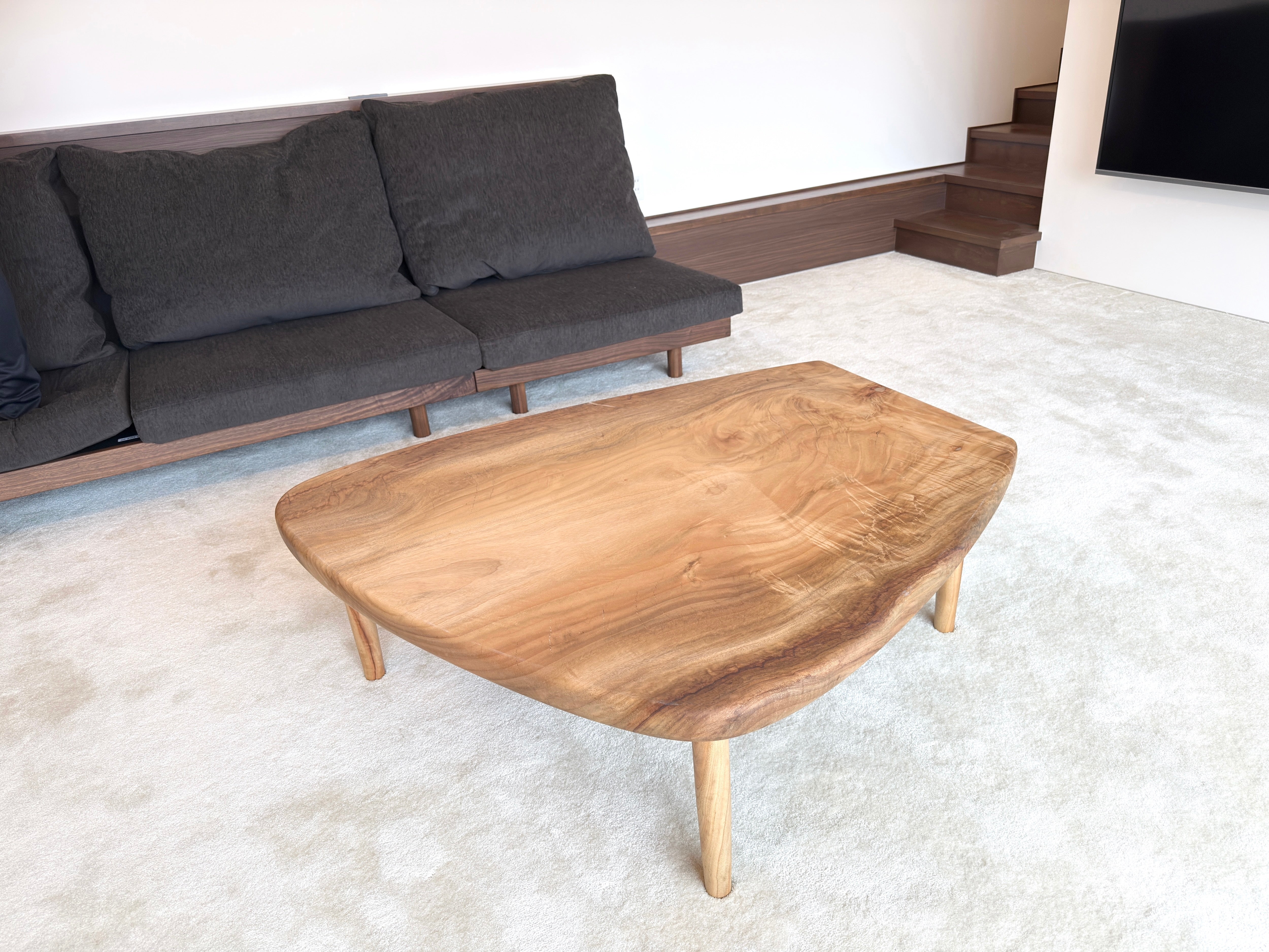 クス材のローテーブル。別の角度から見た形。オーダーメイド家具事例写真。