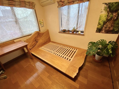 木の生命力に包まれる、ケヤキの一枚板ベッド