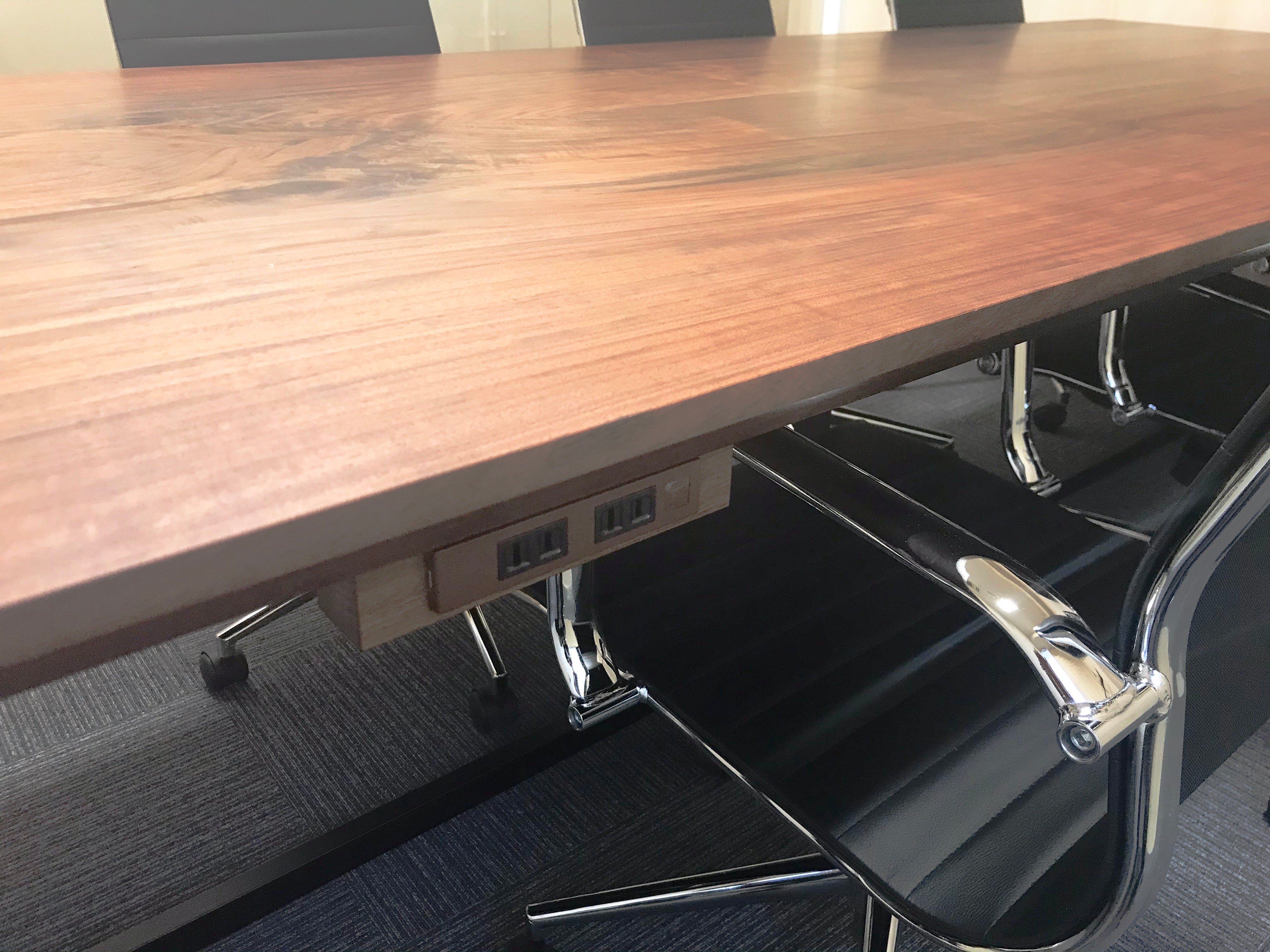 天秤モチーフ、ウォールナット材の会議室大テーブル