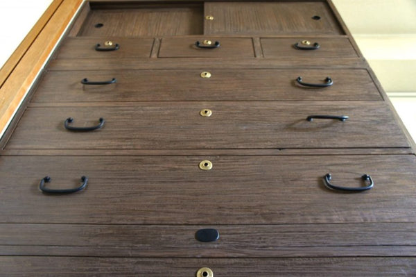 祖母から孫へ、さらにその孫まで使い継ぐ。桐たんす修理