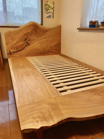 木の生命力に包まれる、ケヤキの一枚板ベッド