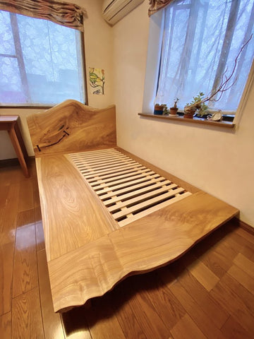 木の生命力に包まれる、ケヤキの一枚板ベッド