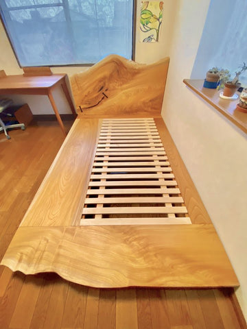 木の生命力に包まれる、ケヤキの一枚板ベッド