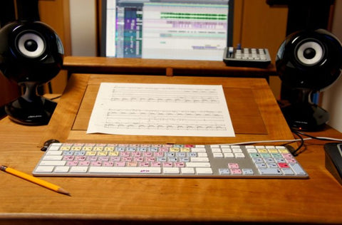 譜面台とデスクが一体となった、音楽制作専用デスク