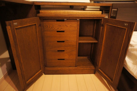 総幅4.2mの広々天板＆大量収納を備えたシステムデスク