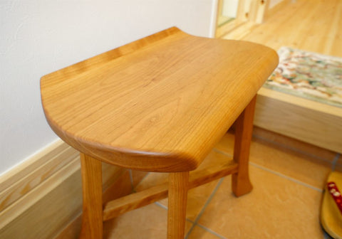 柔らかく、優しさが伝わる、チェリー材の玄関スツール