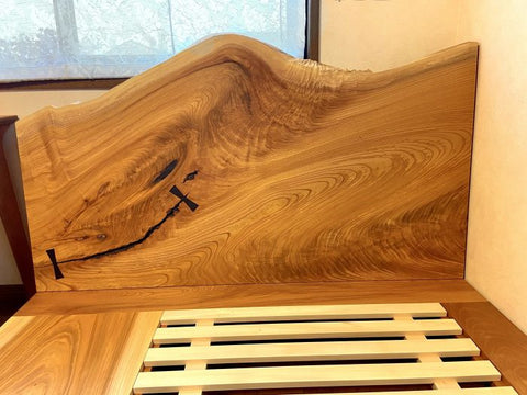 木の生命力に包まれる、ケヤキの一枚板ベッド