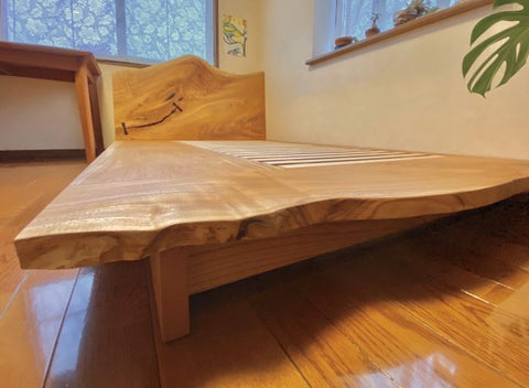 木の生命力に包まれる、ケヤキの一枚板ベッド