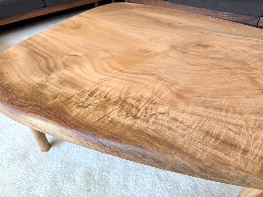 クス材のローテーブル。素材アップ。オーダーメイド家具事例写真。