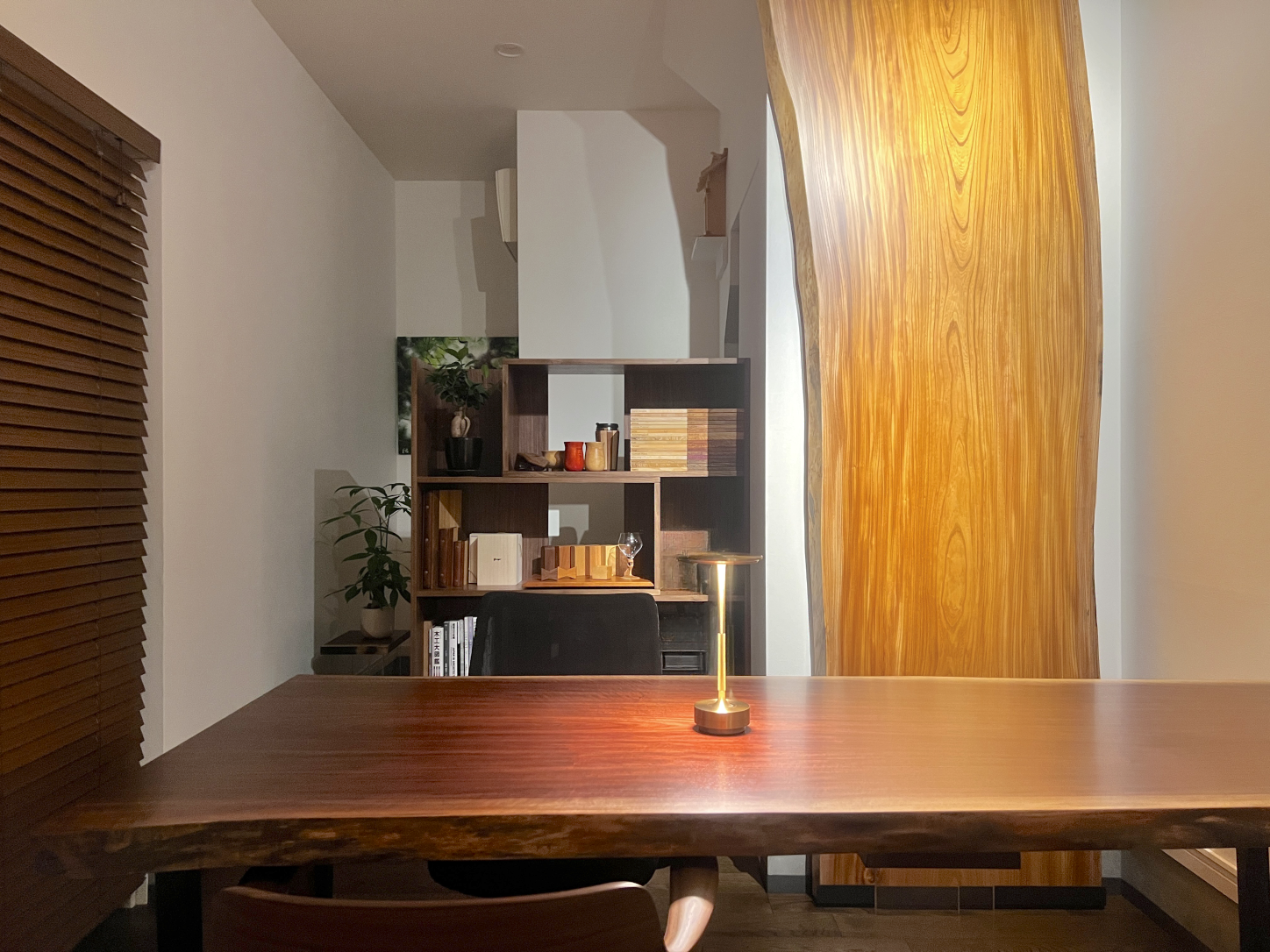 KIJINオーダーメイドサロンの風景。正面から。夜撮影。