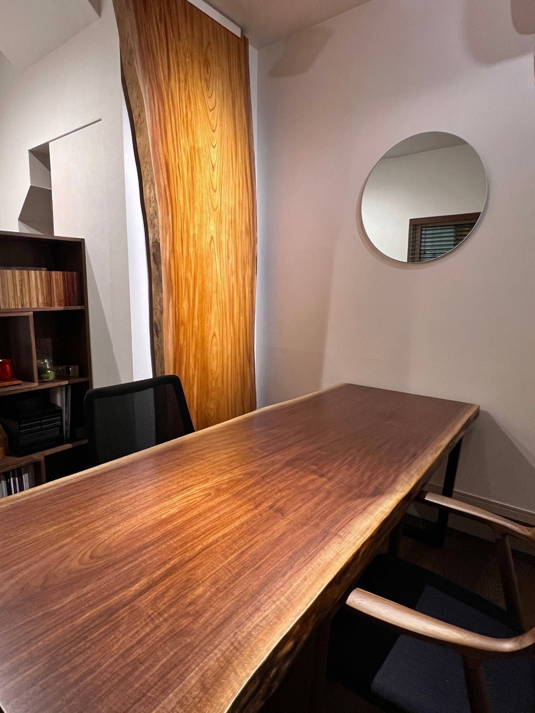 KIJINオーダーメイドサロンの風景。ナナメから。夜撮影。